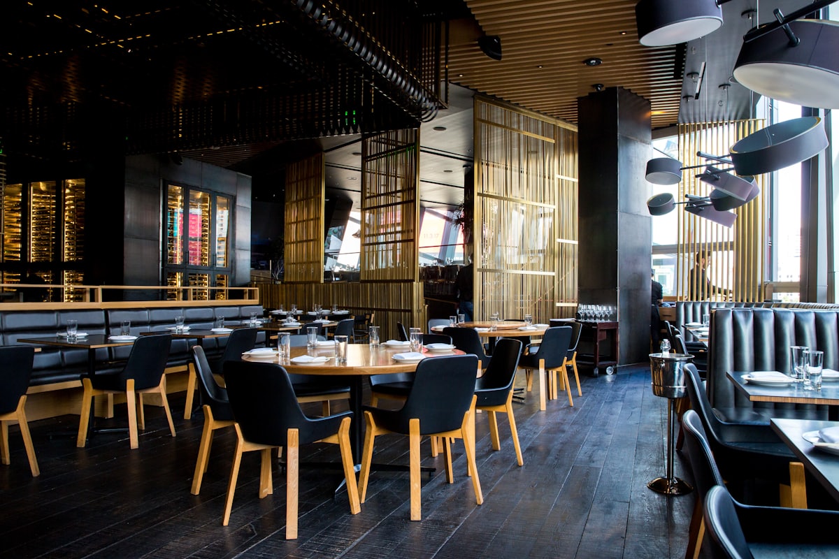 Espace commercial design à Oran, restaurant à l'ambiance feutrée avec bois, laiton et éclairage sur mesure