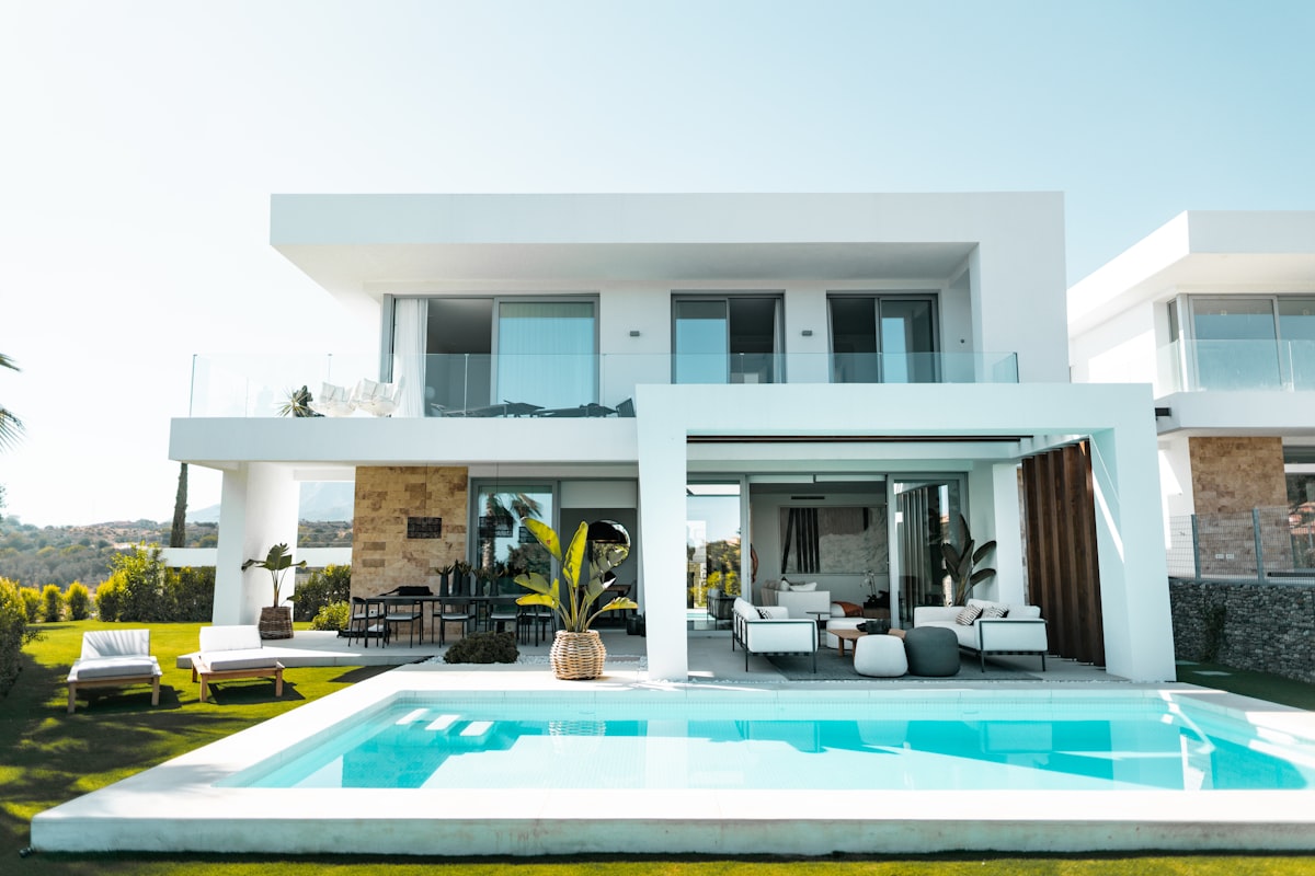 Villa moderne à Oran avec piscine, façade blanche épurée et grandes baies vitrées